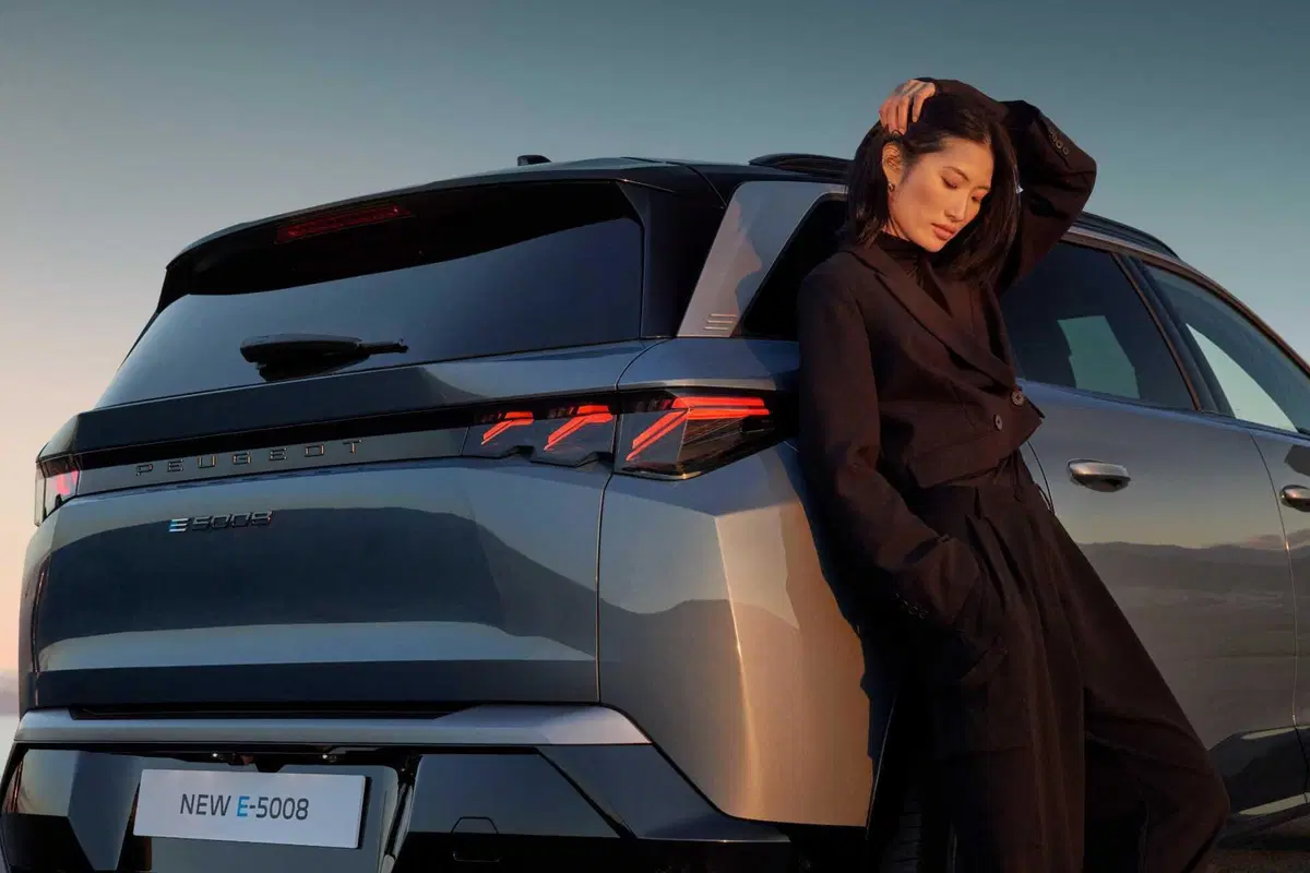 Nuova Peugeot E-5008: sette posti, elettrica da 660 km (4)