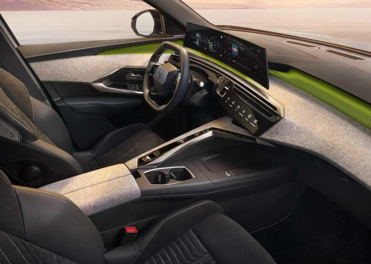 Nuova Peugeot E-5008: sette posti, elettrica da 660 km (7)