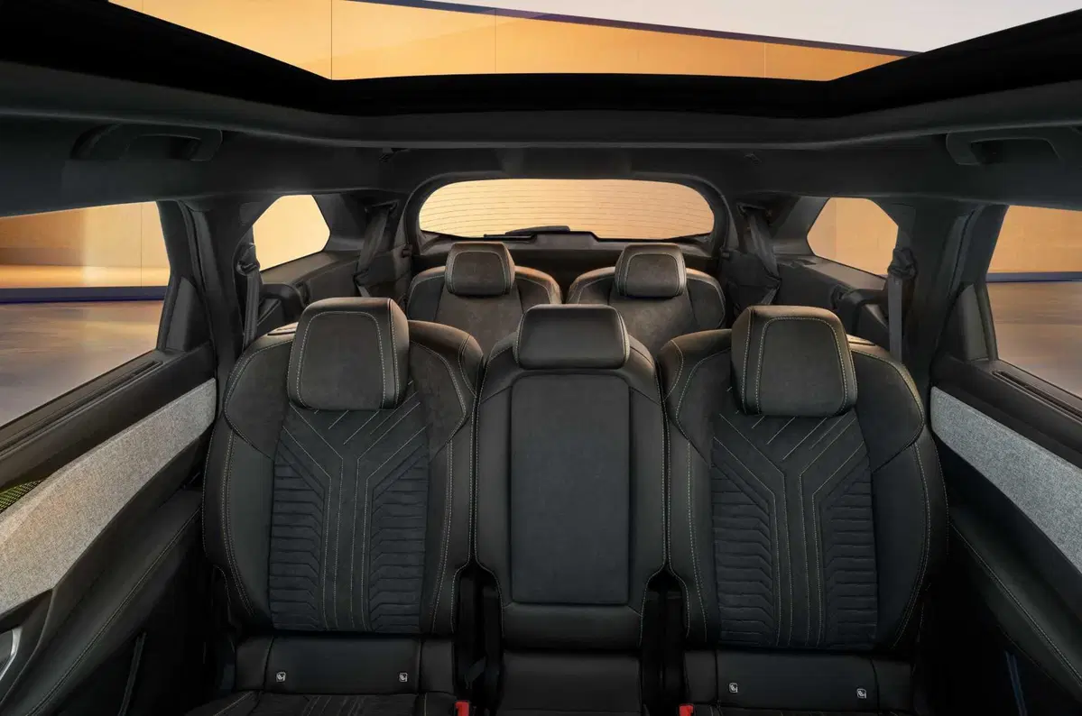 Nuova Peugeot E-5008: sette posti, elettrica da 660 km (8)