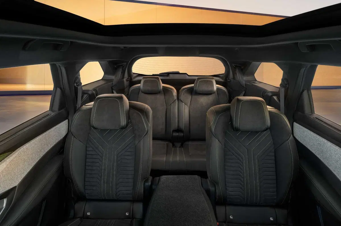 Nuova Peugeot E-5008: sette posti, elettrica da 660 km (9)
