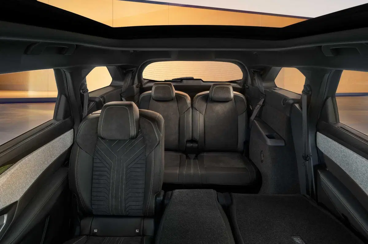 Nuova Peugeot E-5008: sette posti, elettrica da 660 km (10)