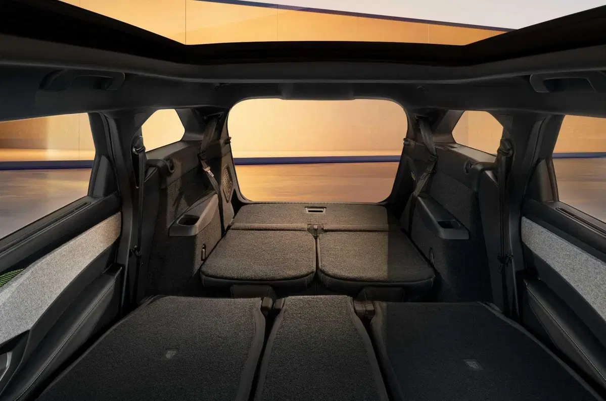 Nuova Peugeot E-5008: sette posti, elettrica da 660 km (11)