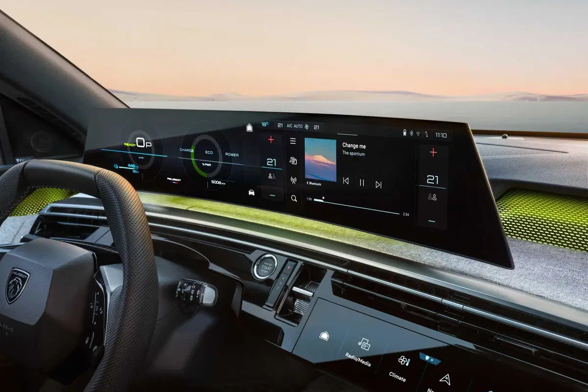 Nuova Peugeot E-5008: sette posti, elettrica da 660 km (14)