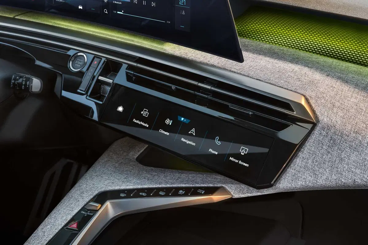 Nuova Peugeot E-5008: sette posti, elettrica da 660 km (15)