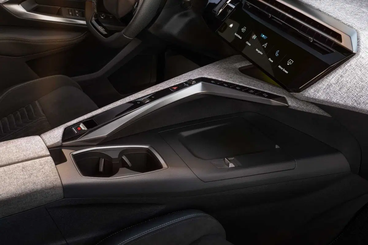 Nuova Peugeot E-5008: sette posti, elettrica da 660 km (16)
