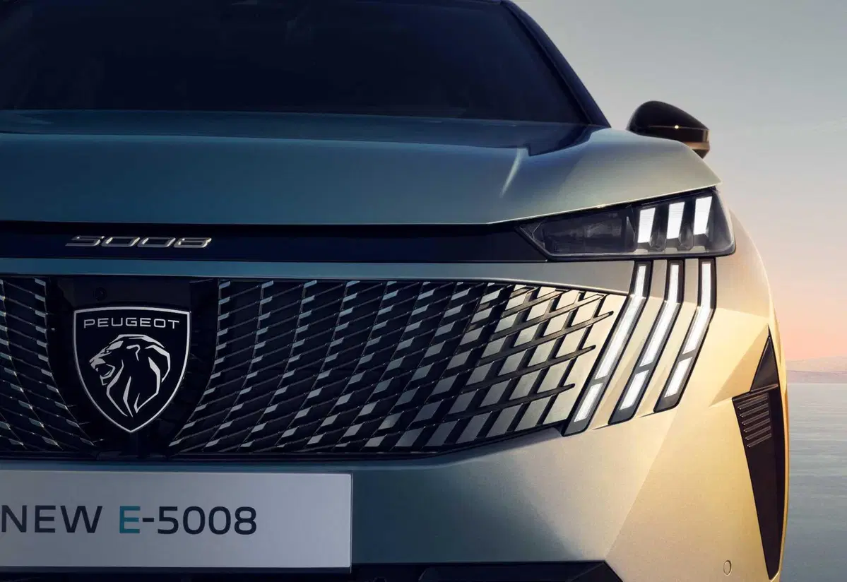 Nuova Peugeot E-5008: sette posti, elettrica da 660 km (17)