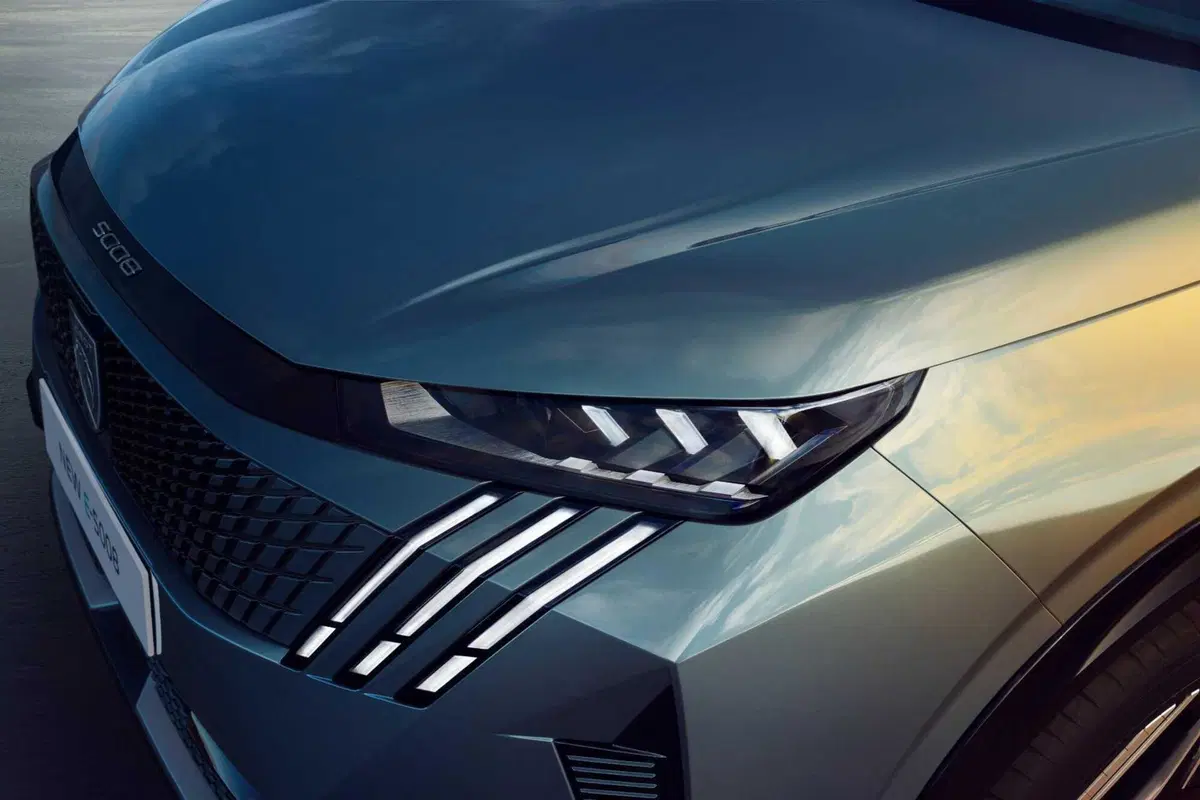 Nuova Peugeot E-5008: sette posti, elettrica da 660 km (18)