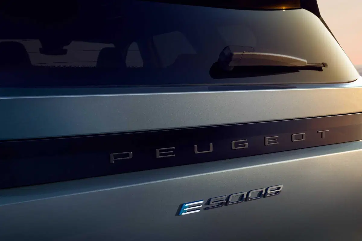 Nuova Peugeot E-5008: sette posti, elettrica da 660 km (19)