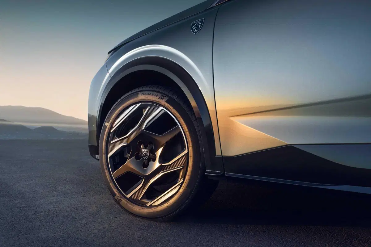 Nuova Peugeot E-5008: sette posti, elettrica da 660 km (20)
