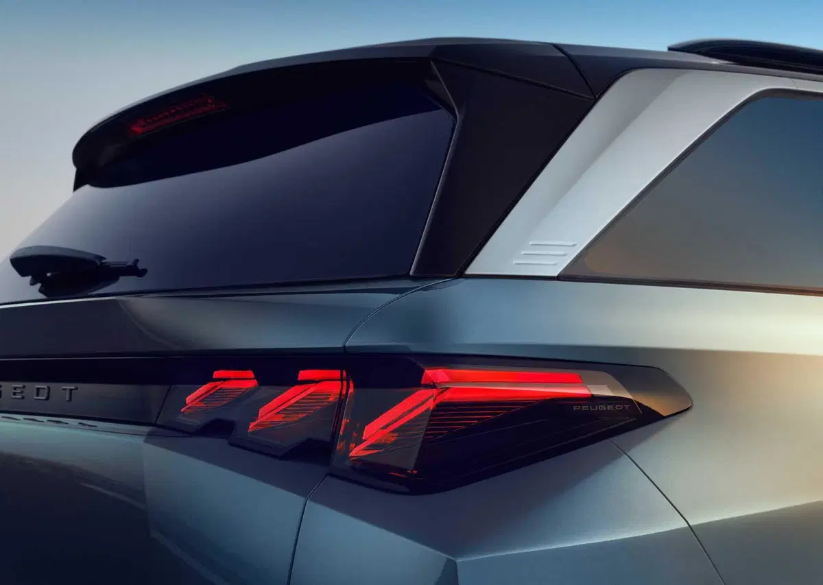 Nuova Peugeot E-5008: sette posti, elettrica da 660 km (21)