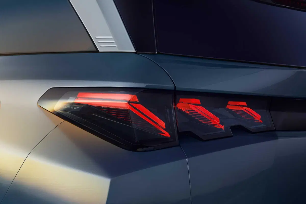 Nuova Peugeot E-5008: sette posti, elettrica da 660 km (22)