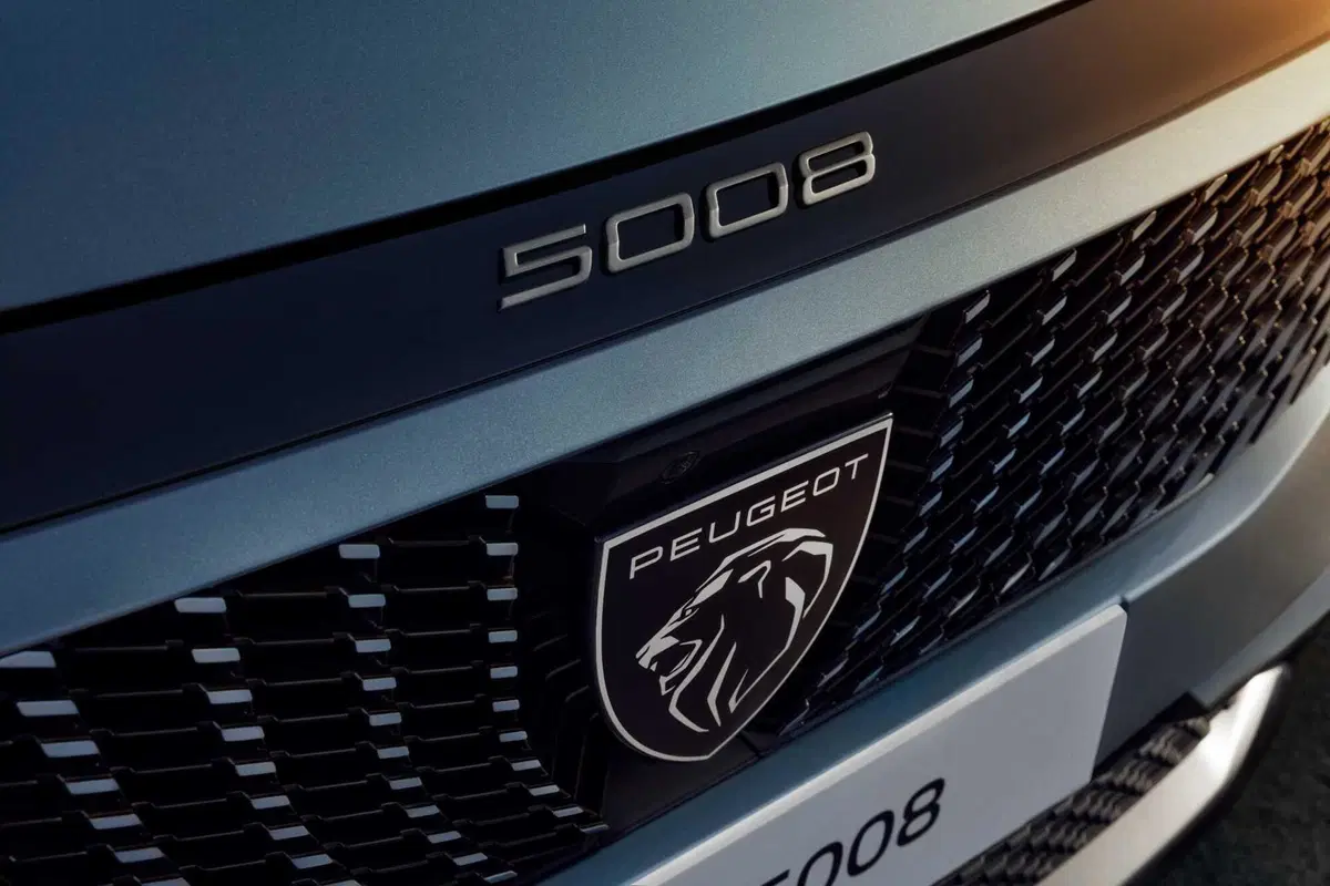 Nuova Peugeot E-5008: sette posti, elettrica da 660 km (23)