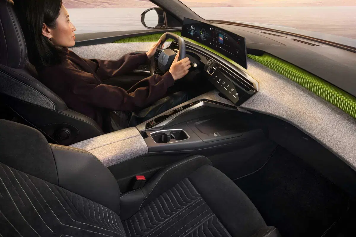 Nuova Peugeot E-5008: sette posti, elettrica da 660 km (24)