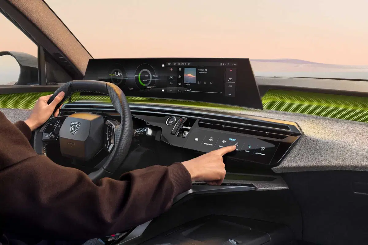 Nuova Peugeot E-5008: sette posti, elettrica da 660 km (25)