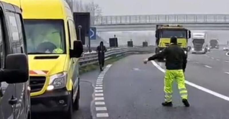 Salta il casello ed entra in monopattino in autostrada a Vicenza verso Milano