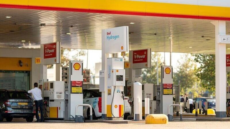 Shell cede all&rsquo;elettrico: 500 distributori all&rsquo;anno saranno colonnine pubbliche