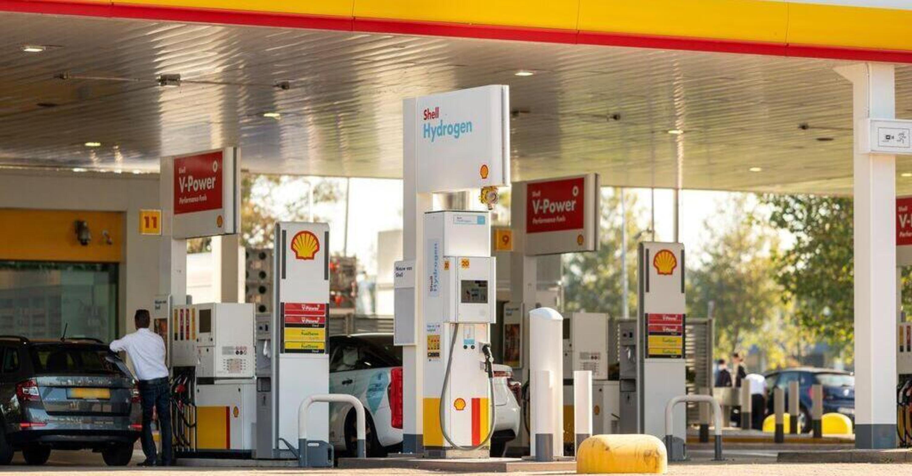 Shell cede all&rsquo;elettrico: 500 distributori all&rsquo;anno saranno colonnine pubbliche