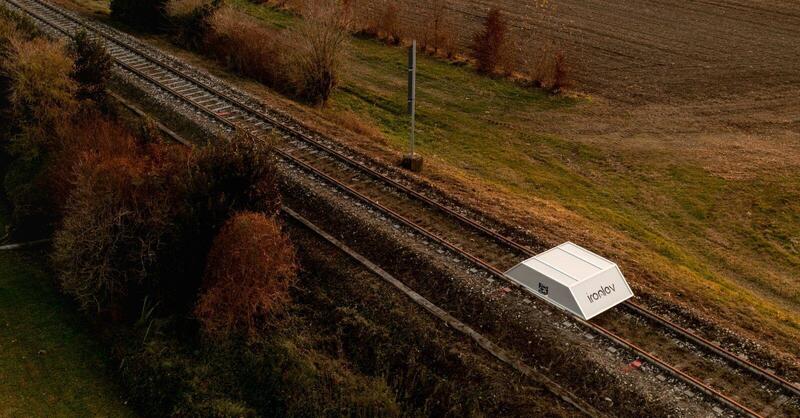 Il primo veicolo a levitazione magnetica in Italia (Veneto) va sui normali binari