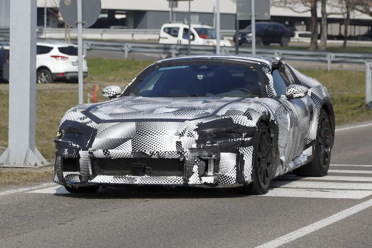 Ferrari &egrave; pronta a svelare l&rsquo;erede della 812 [Foto Spia]