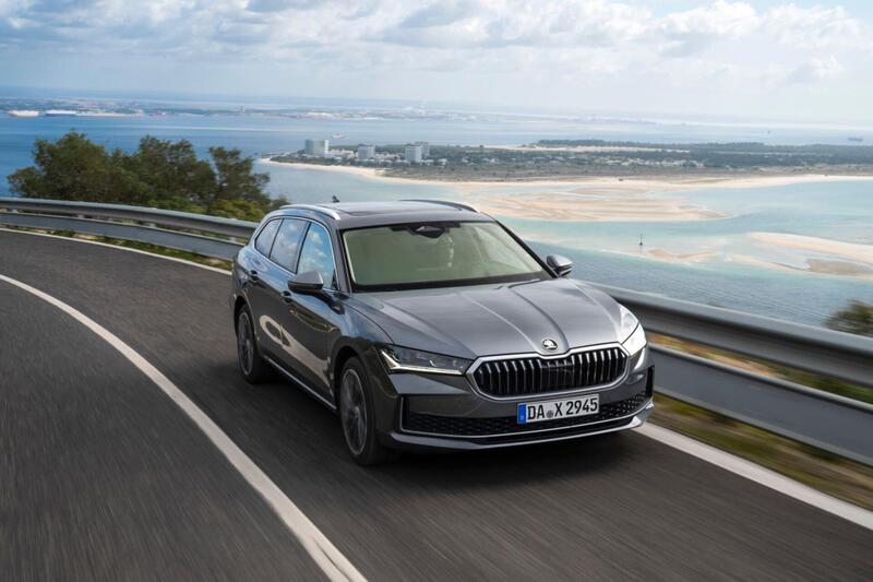 Skoda Superb station wagon: il restyling e gli aggiornamenti ai motori, lo spazio &egrave; al top