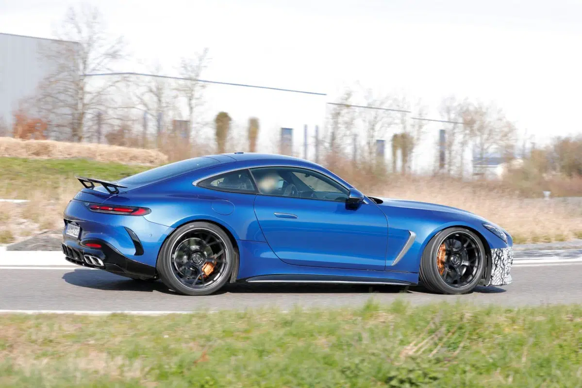 Mercedes AMG GT 63 Performance, sotto al cofano ci sarà solo il V8 [Foto Spia] (2)
