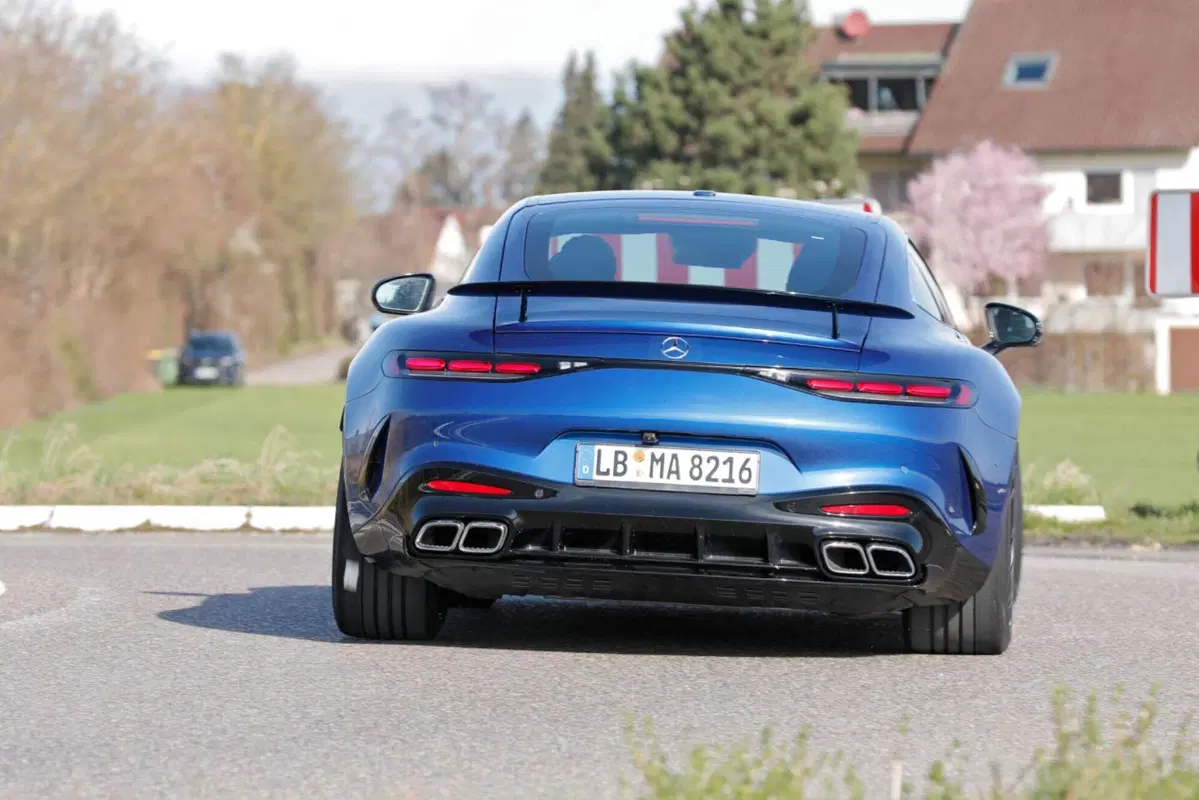 Mercedes AMG GT 63 Performance, sotto al cofano ci sarà solo il V8 [Foto Spia] (4)