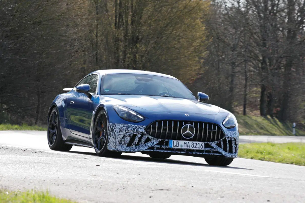 Mercedes AMG GT 63 Performance, sotto al cofano ci sarà solo il V8 [Foto Spia] (3)
