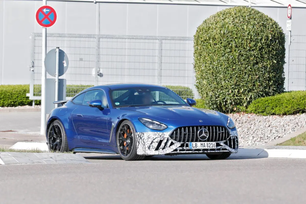 Mercedes AMG GT 63 Performance, sotto al cofano ci sarà solo il V8 [Foto Spia] (6)