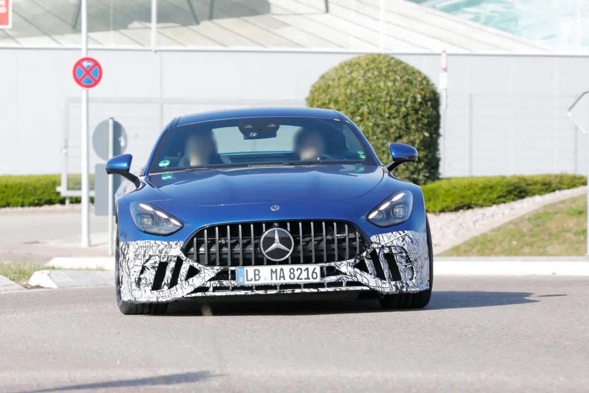 Mercedes AMG GT 63 Performance, sotto al cofano ci sarà solo il V8 [Foto Spia] (7)