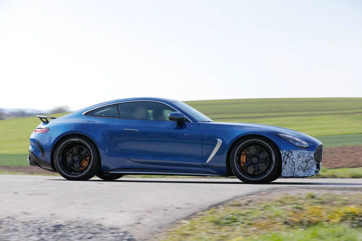 Mercedes AMG GT 63 Performance, sotto al cofano ci sarà solo il V8 [Foto Spia] (12)