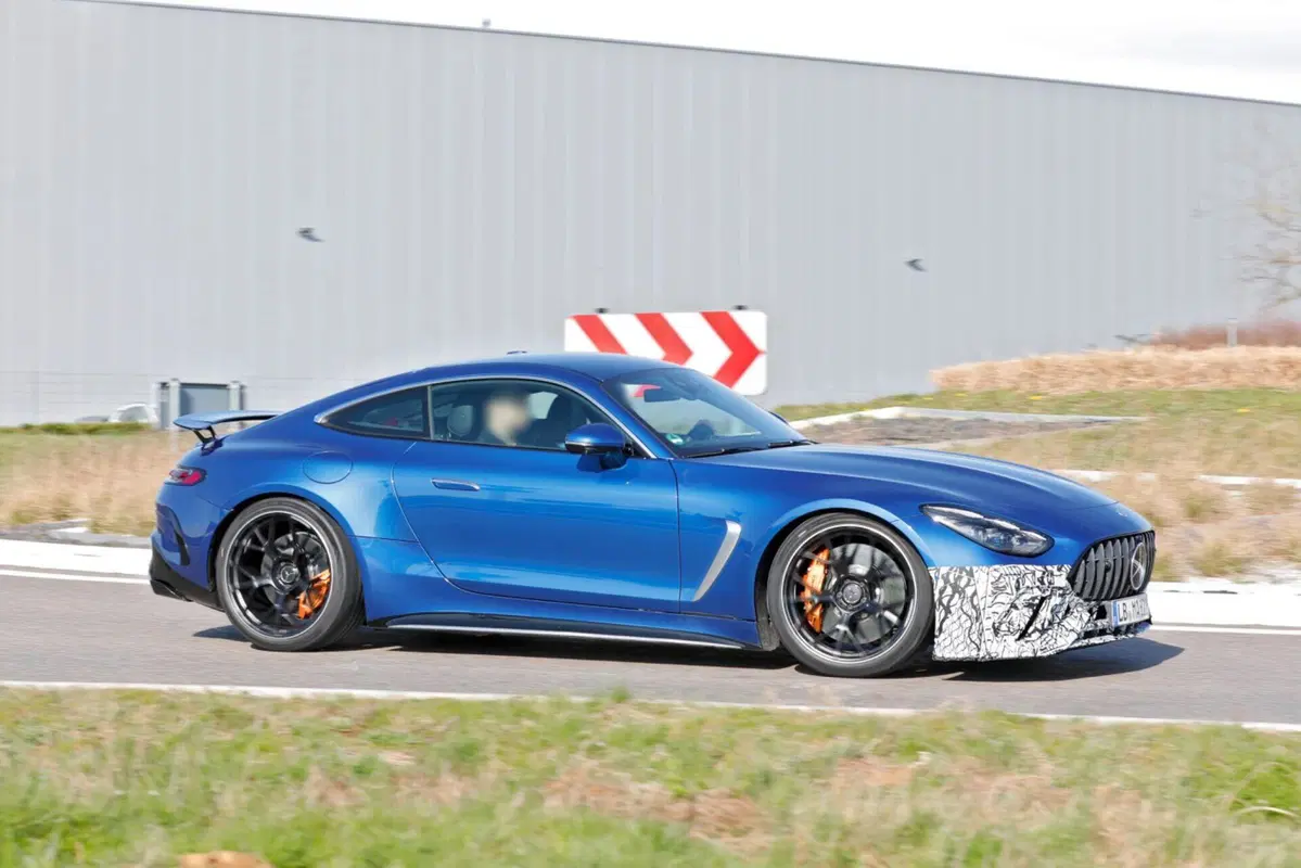 Mercedes AMG GT 63 Performance, sotto al cofano ci sarà solo il V8 [Foto Spia] (14)