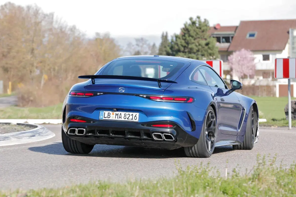 Mercedes AMG GT 63 Performance, sotto al cofano ci sarà solo il V8 [Foto Spia] (15)