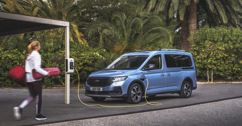 Ford Tourneo Connect: arriva il motore ibrido plug-in (a 5 o 7 posti) 