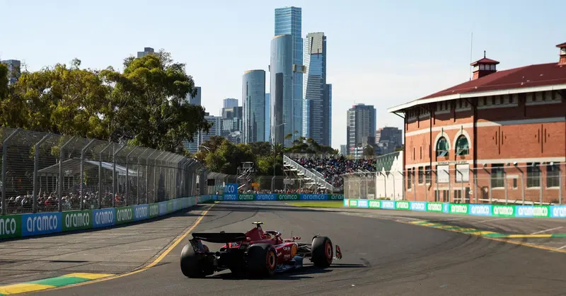 F1. Gran Premio d'Australia: i ricordi di viaggio di tanti anni fa  con un ospite particolare nel paddock