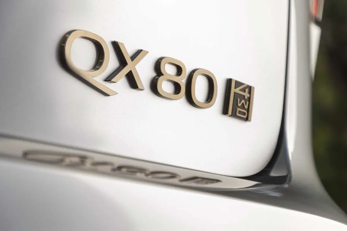 Infiniti: il design della nuova QX80 che rilancia il marchio, 3.5 V6 biturbo (5)