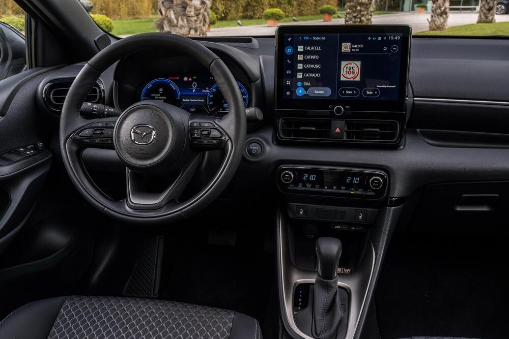 La nuova plancia con gli schermi digitali della Mazda2 Hybrid
