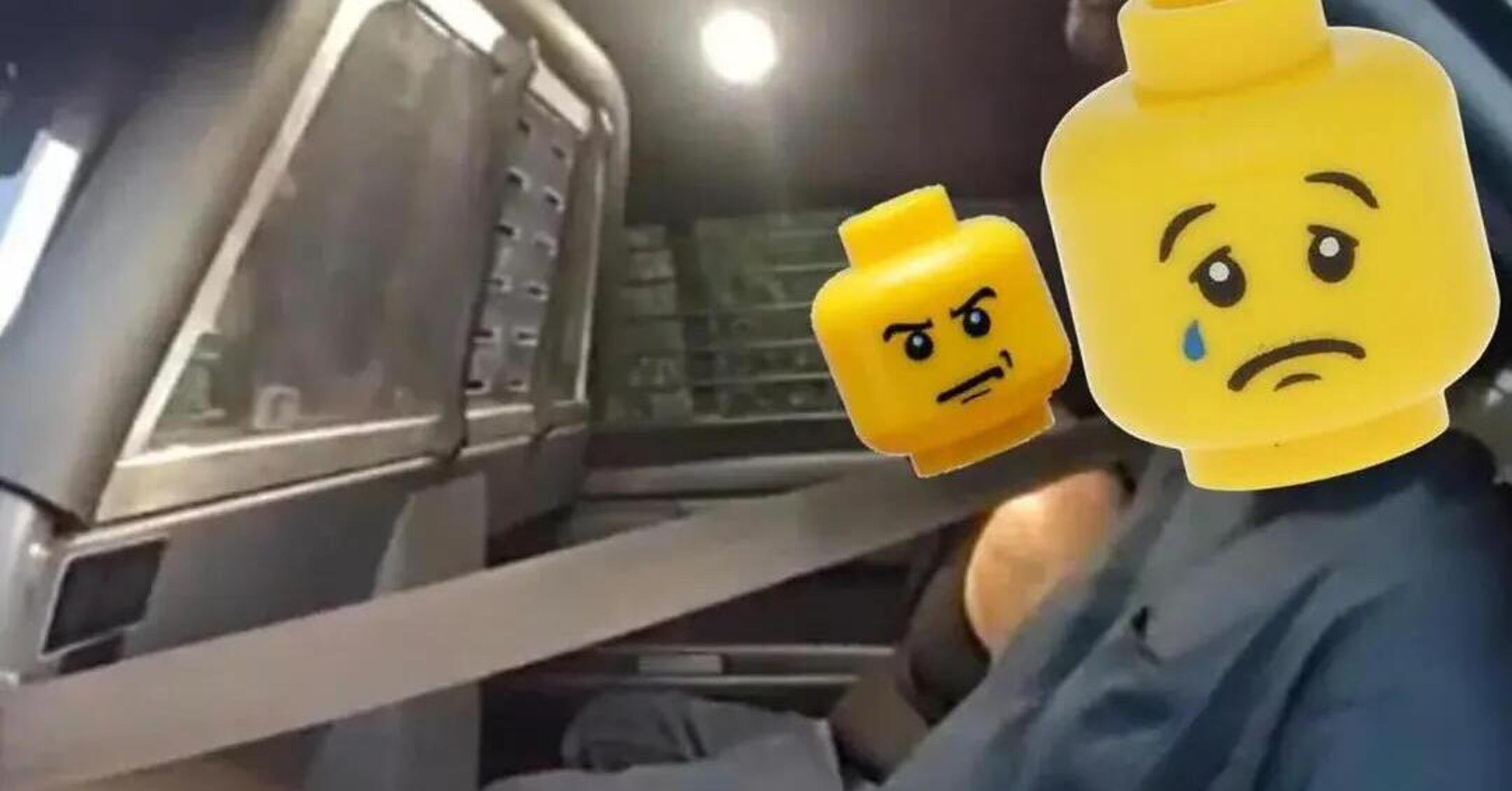 Faccia da Lego: la Polizia californiana non pu&ograve; usare le faccine gialle per i criminali