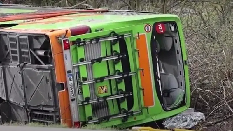 Tragedia sull'Autostrada in Germania: Pullman Flixbus si ribalta, causando 5 morti e numerosi feriti