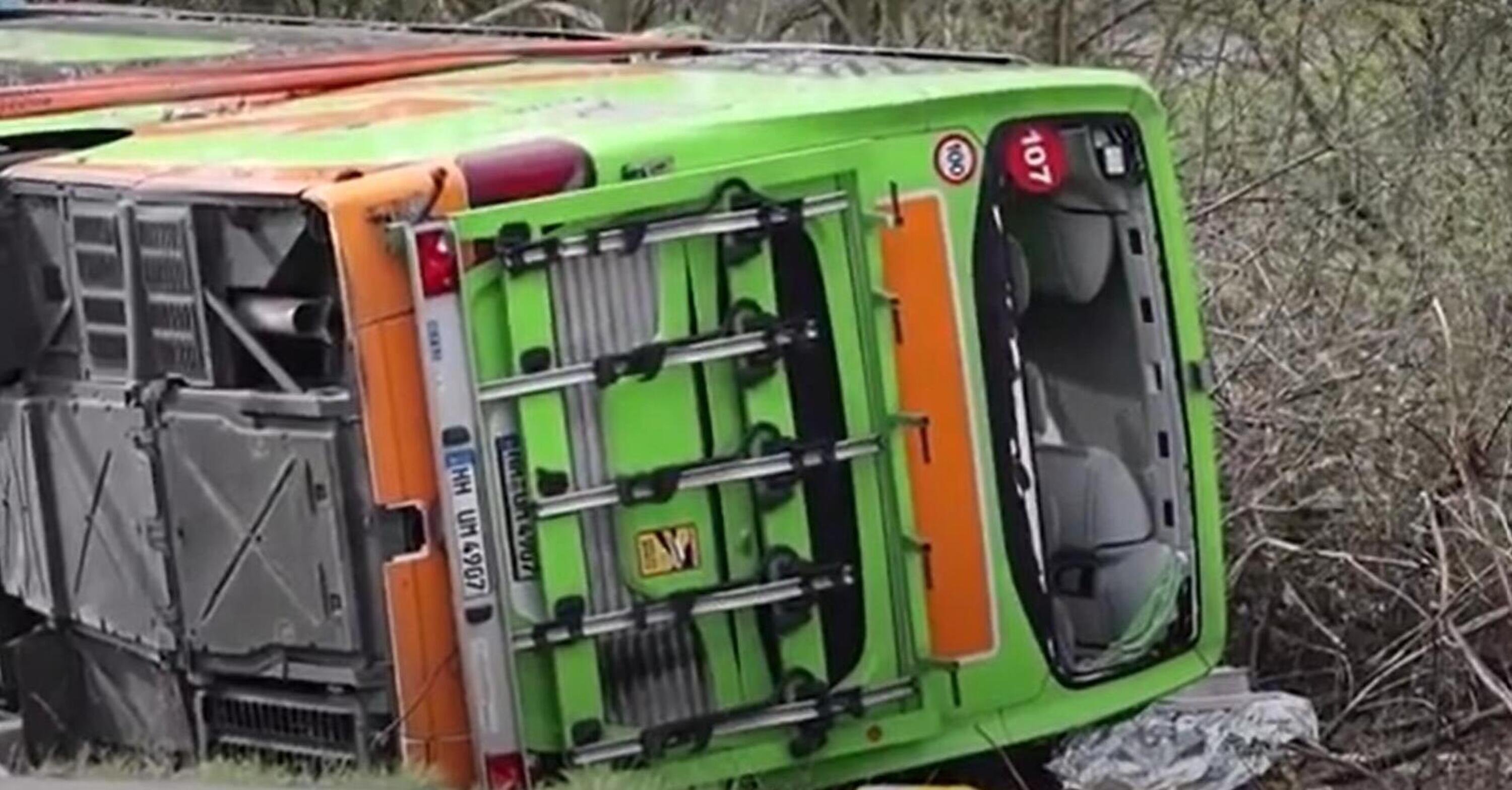 Tragedia sull&#039;Autostrada in Germania: Pullman Flixbus si ribalta, causando 5 morti e numerosi feriti