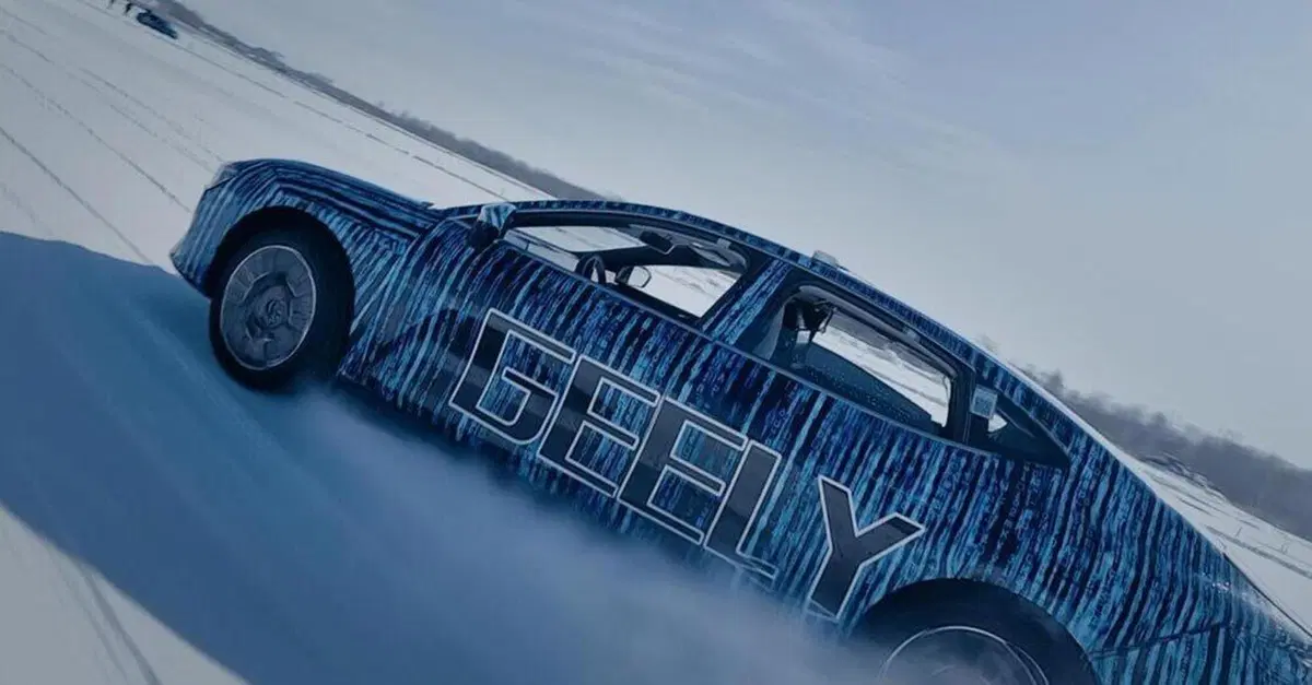 &Egrave; facile driftare: Geely inventa l'autopilot che sa fare il controsterzo [VIDEO]