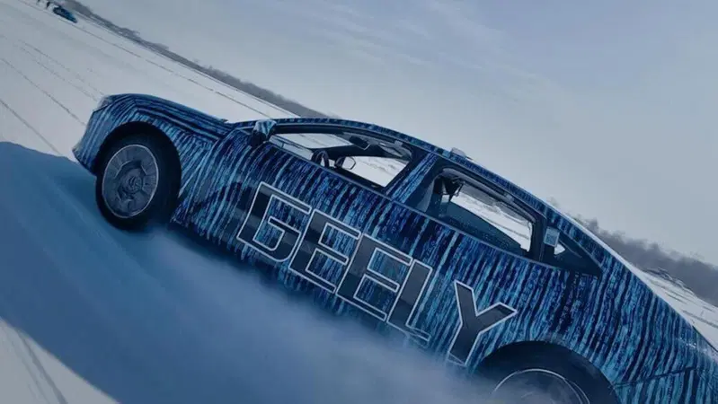&Egrave; facile driftare: Geely inventa l'autopilot che sa fare il controsterzo [VIDEO]