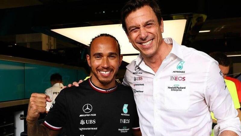 F1. Toto Wolff avverte Hamilton: &ldquo;Dovr&agrave; abituarsi a vedere l&rsquo;ala posteriore della nostra Mercedes nel 2025&rdquo;