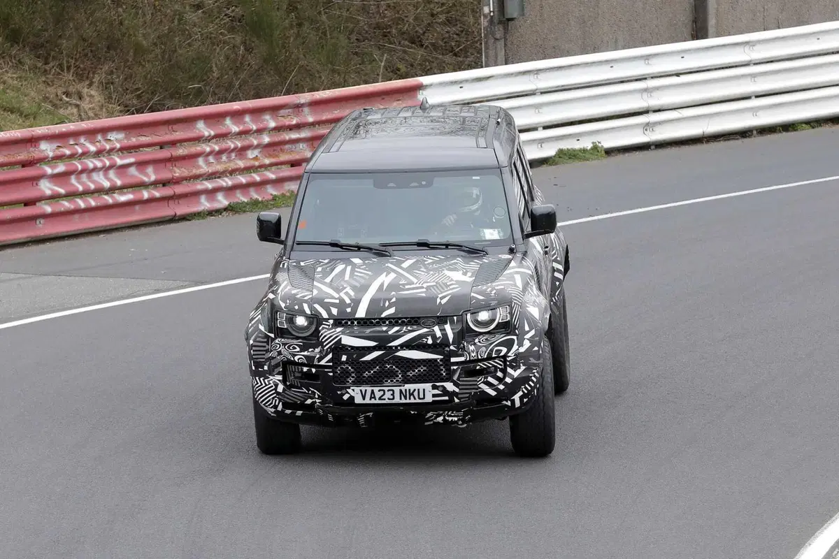 Land Rover Defender OCTA, con le foto spia ora sappiamo com'è fatto (2)