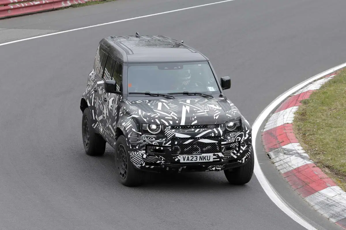 Land Rover Defender OCTA, con le foto spia ora sappiamo com'&egrave; fatto