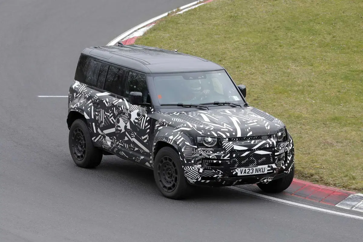 Land Rover Defender OCTA, con le foto spia ora sappiamo com'è fatto (3)