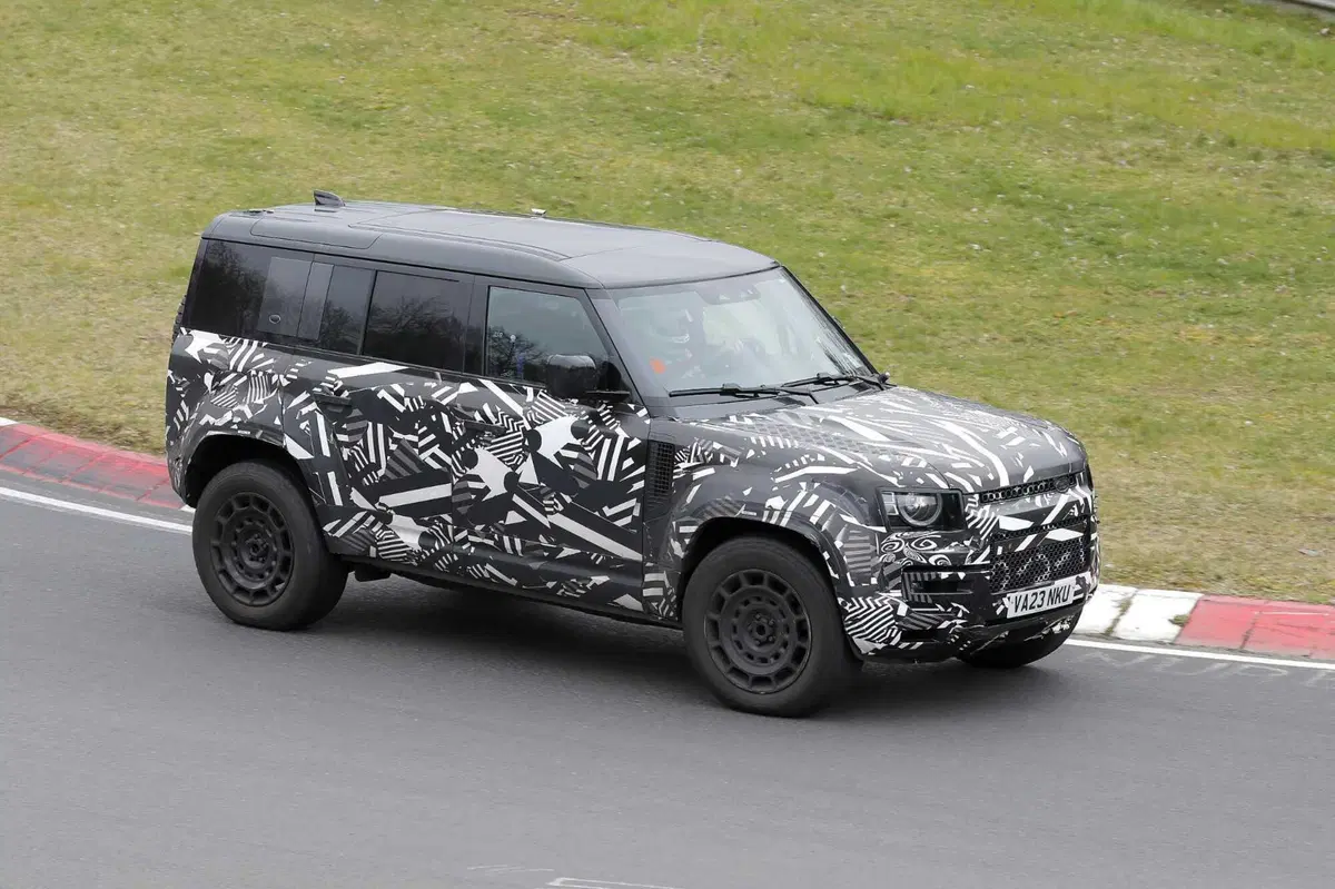 Land Rover Defender OCTA, con le foto spia ora sappiamo com'è fatto (4)