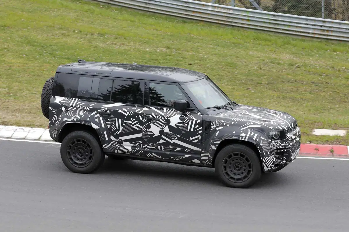 Land Rover Defender OCTA, con le foto spia ora sappiamo com'è fatto (5)