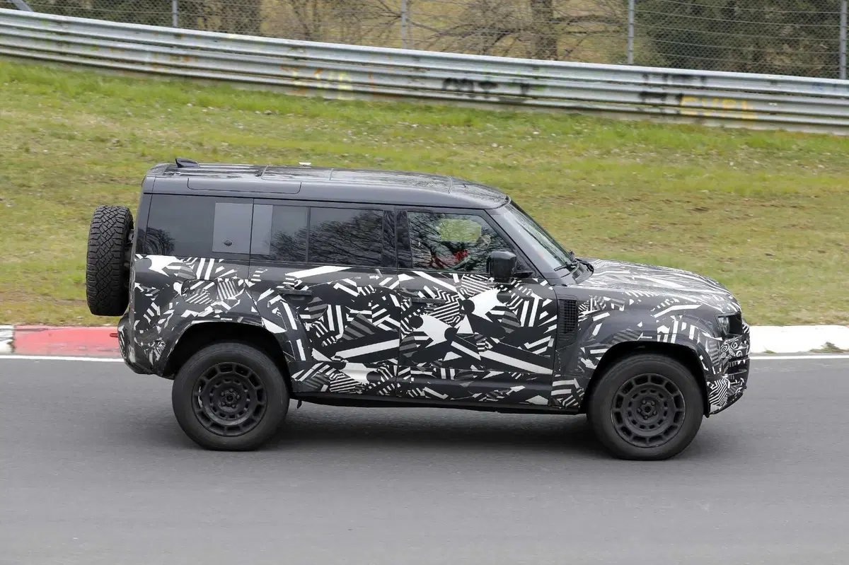 Land Rover Defender OCTA, con le foto spia ora sappiamo com'è fatto (6)