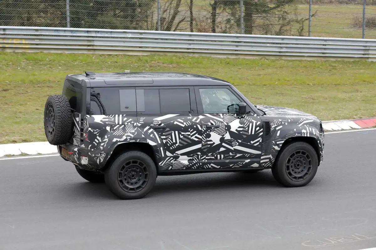 Land Rover Defender OCTA, con le foto spia ora sappiamo com'è fatto (7)