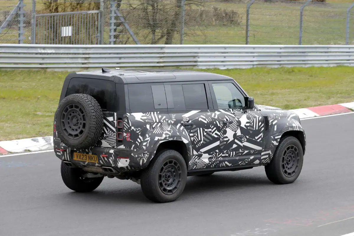 Land Rover Defender OCTA, con le foto spia ora sappiamo com'è fatto (8)